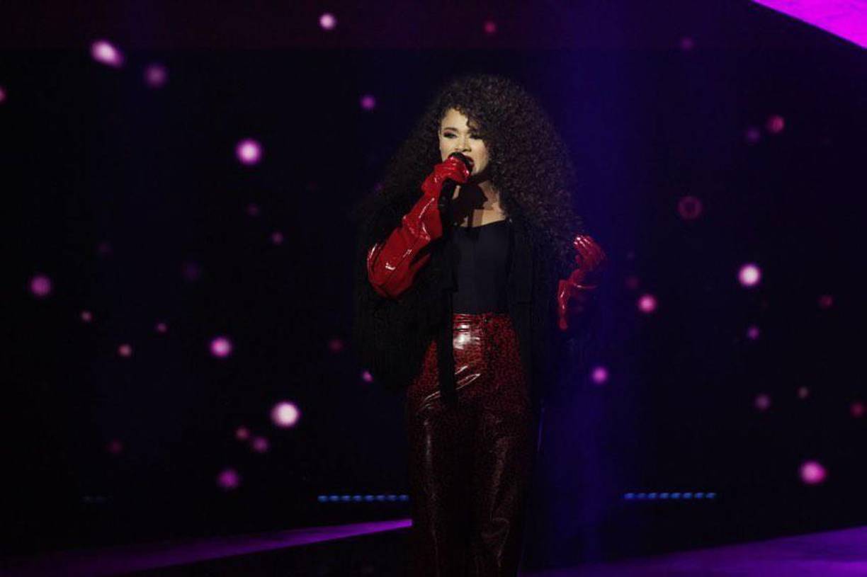 “Como Lo Hice Yo” es el tema que cantó en el concierto número 11. Con un pantalón estampado de animal print y una blusa negra, así se presentó esa noche Cesia Sáenz. 