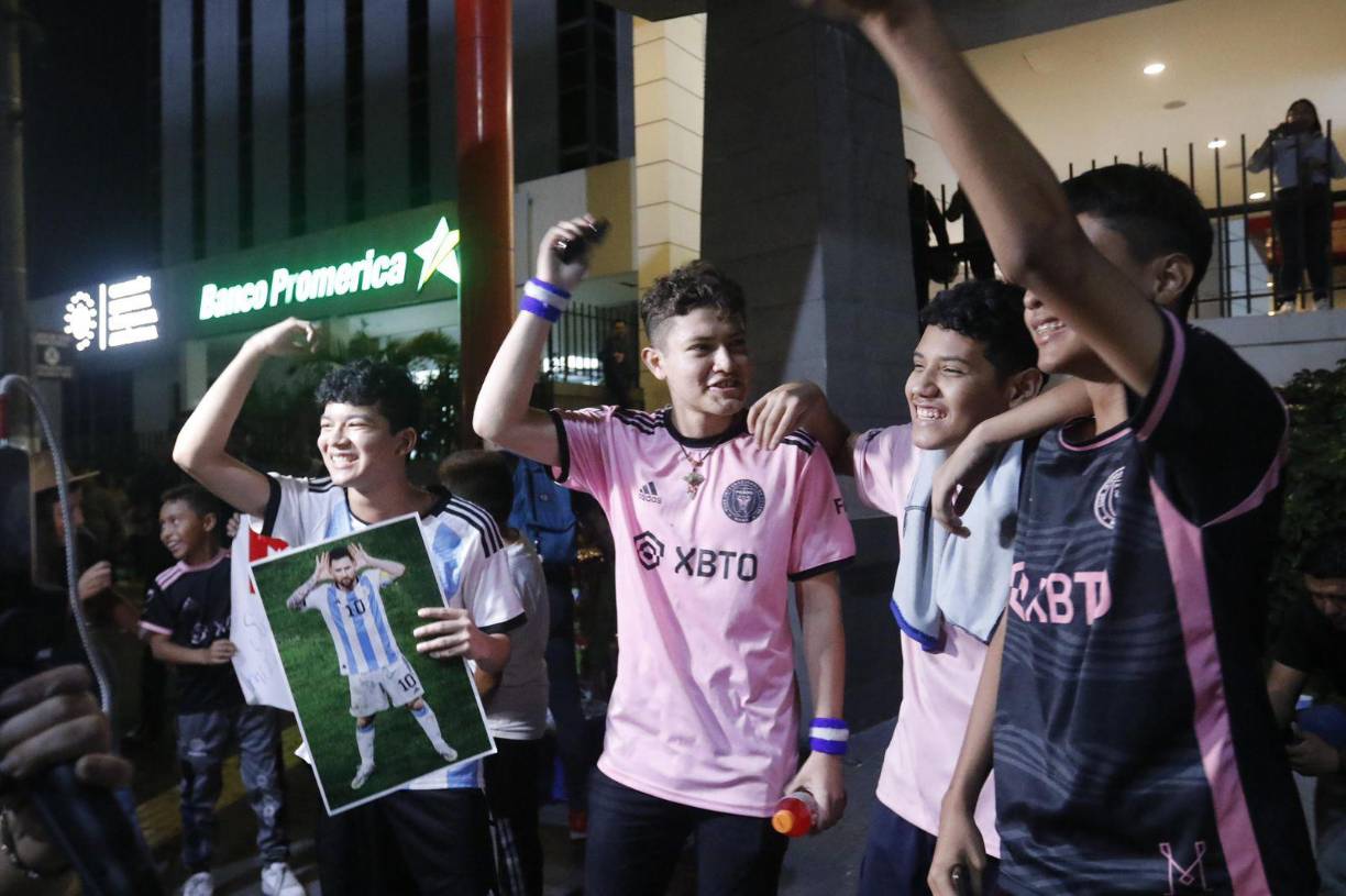 Con tremenda euforia, estos jóvenes aficionados con sus carteles, camisetas y sobre todo la tremenda alegría por recibir al argentino. 
