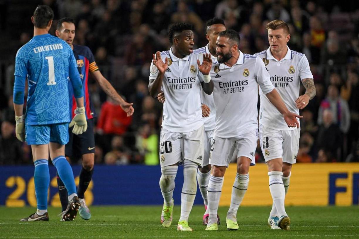 Vinicius protagonizó un verdadero show con las peleas al extremo que tuvo que ser calmado por sus propios compañeros del Real Madrid.