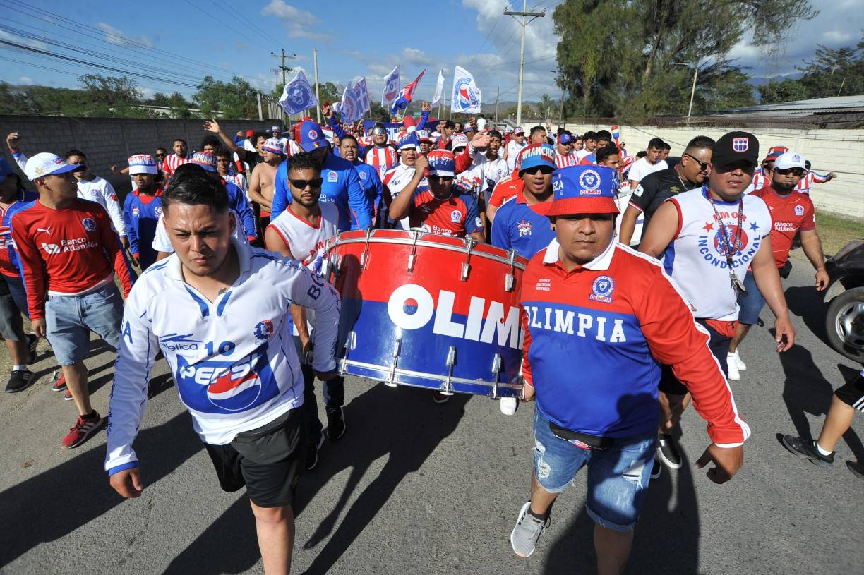Sin duda, una tremenda fiesta la que se vivió en la previa del clásico en las afueras del Estadio Carlos Miranda. 