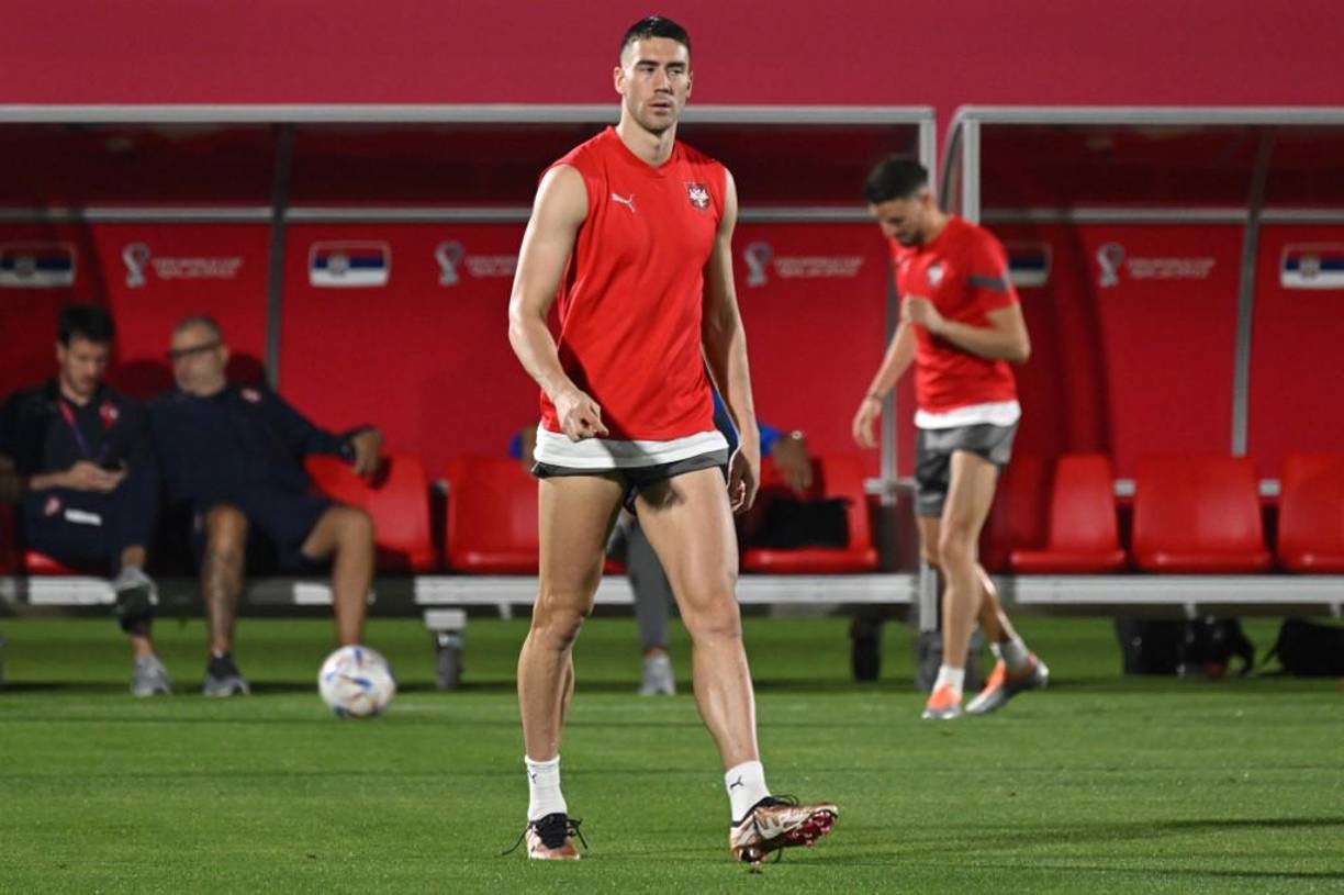 Se ha visto que <b>Vlahovic está fuera de la dinámica del equipo</b> y le ha dicho en privado a su gente que está completamente en forma y que no juega por decisión del seleccionador, Piksi. Obviamente, extraña que uno de los mejores jugadores del combinado nacional no tenga minutos en la cita mundialista.