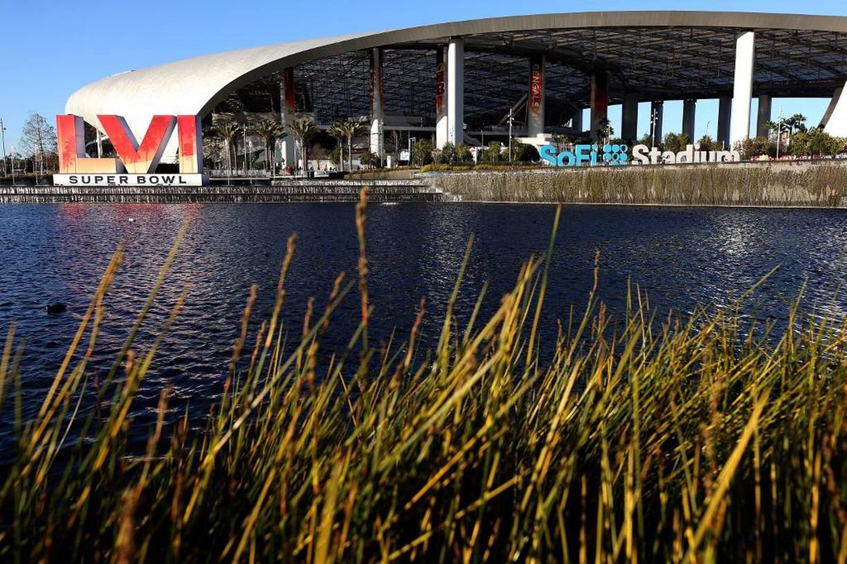 El césped está 30 metros por debajo del nivel de calle, el doble de cualquier otro sitio estadio de la NFL.