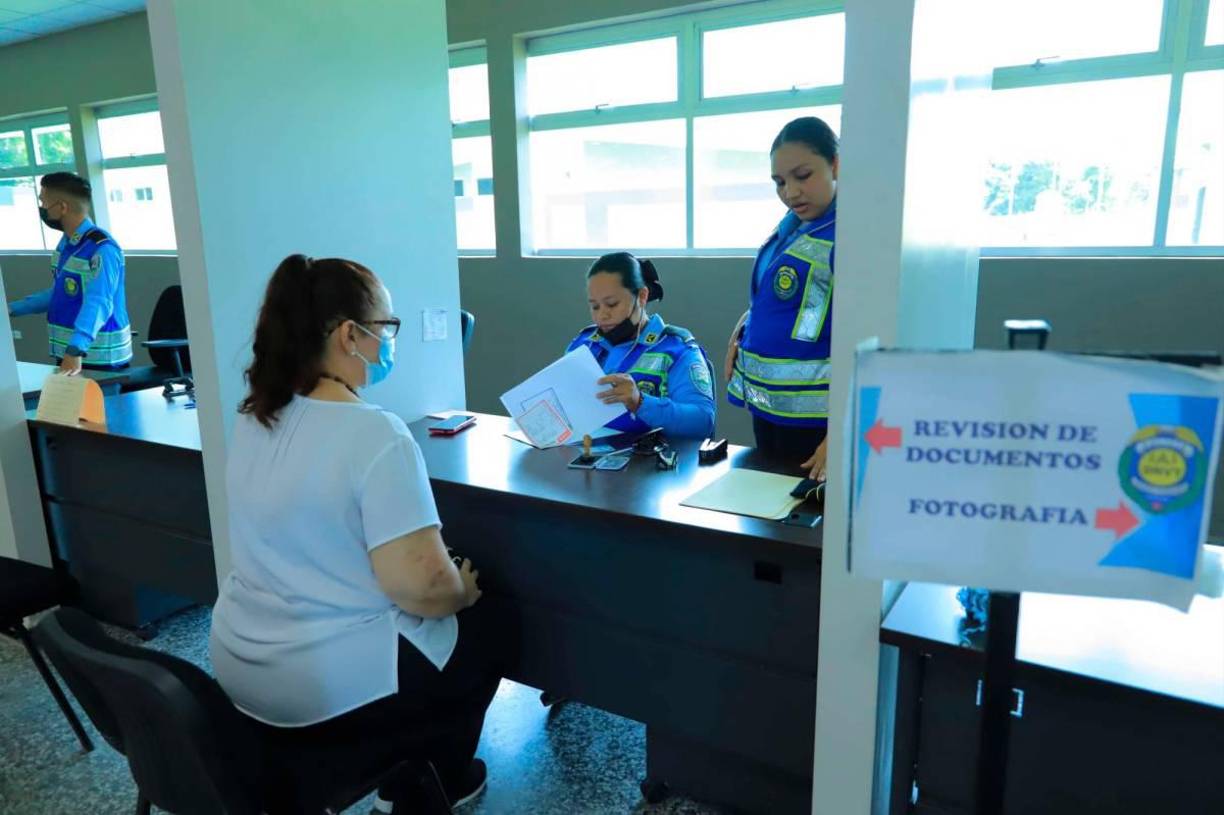 Luego debe realizarse los exámenes de médicos que incluyen tipo de sangre, vista y sicológicos.