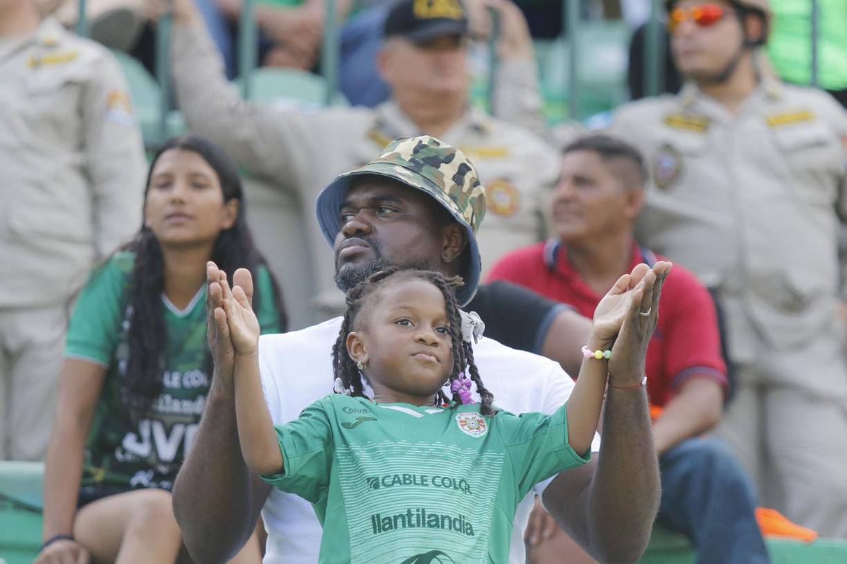 ¡Verdolaga desde pequeña! Esta pequeña derrochó ternura en las graderías del Estadio Yankel Rosenthal. 