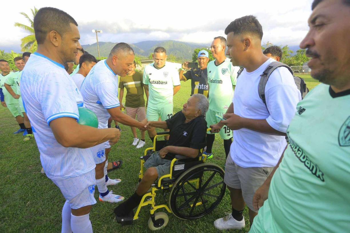 La gente del pueblo llegó al campo de fútbol para disfrutar del encuentro y ver a las leyendas de Honduras. Los aficionados los rodearon para pedirles fotos y autógrafos.