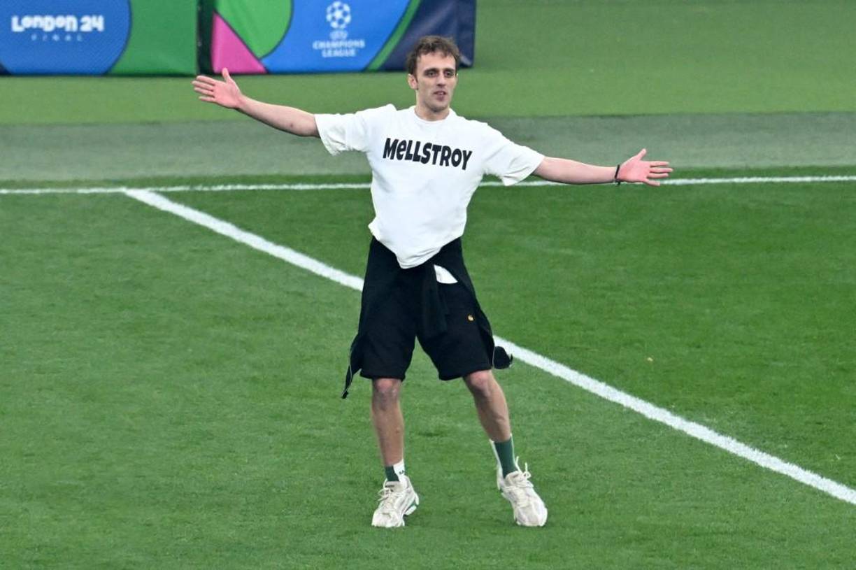 El aficionado hizo su propio show en el inicio de la final de la Liga de Campeones de Europa.