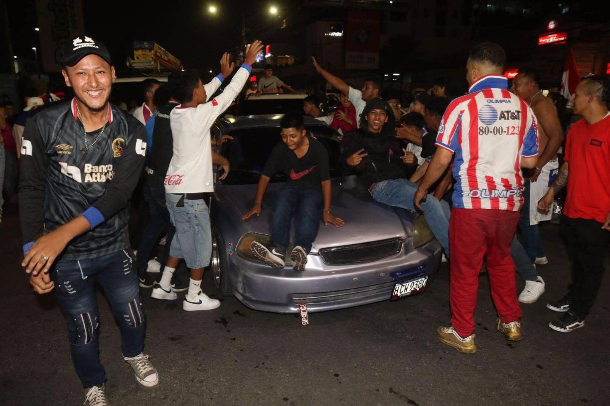 Los hinchas merengues se turnaban para poder subirse a los carros que pasaban.