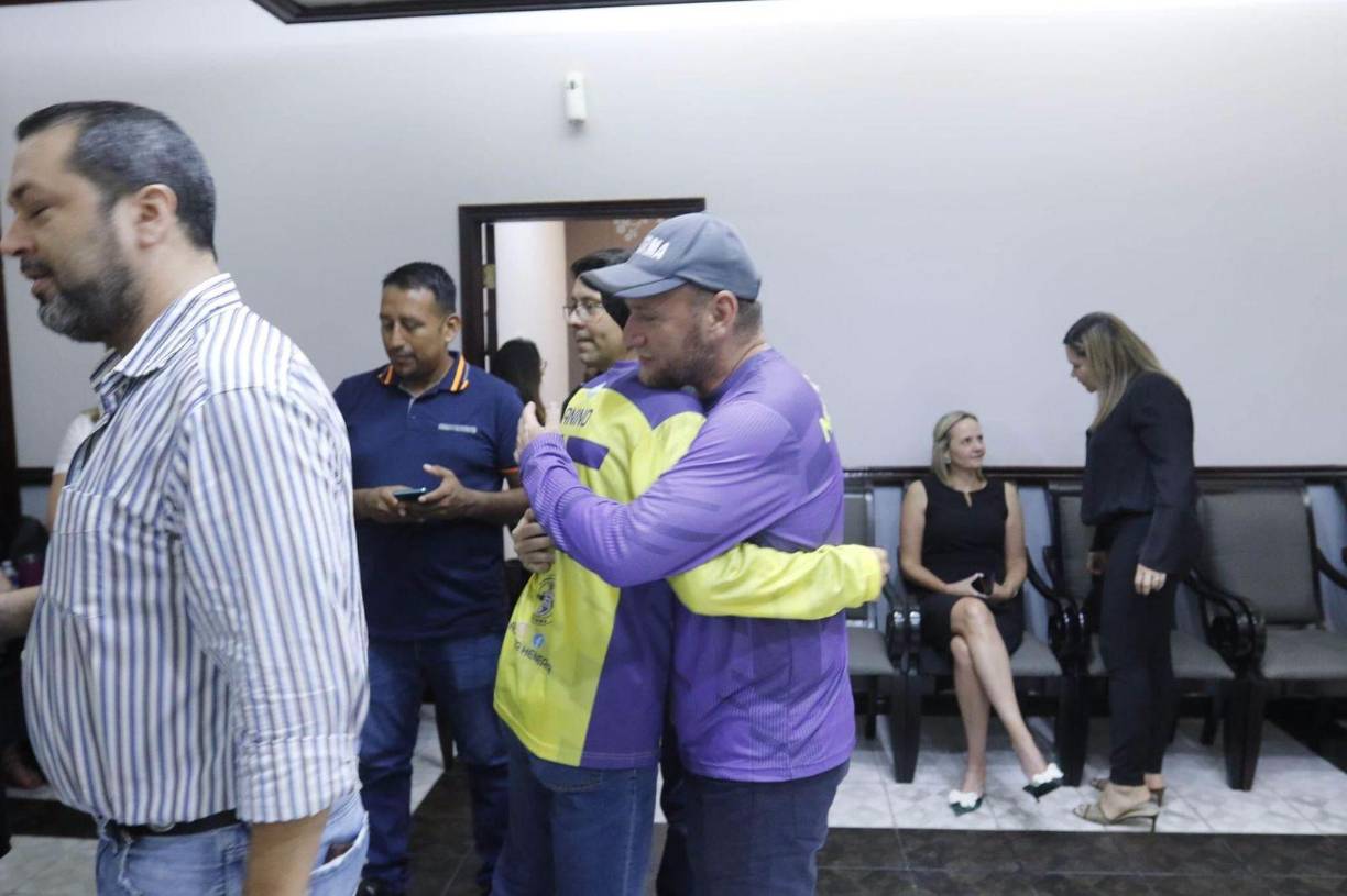 Las amistades, jugadores (Kevin Álvarez), exjugadores (Mauricio “Güicho” Fúnez) y medios deportivos se hicieron presentes al lugar donde se está velando al maestro que nació en Chile, pero le tomó amor a Honduras.
