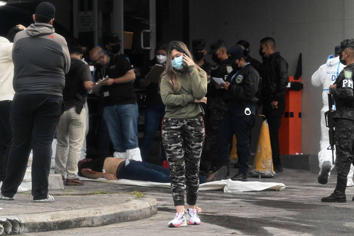 Este miércoles, Porfirio Lobo Sosa reaccionó a la detención del cuarto implicado y pidió justicia a las autoridades hondureñas. “No tengo la menor duda que van a recibir el castigo que se merecen”, dijo. .El episodio, que duró solamente 106 segundos, fue una operación relámpago y, según analistas, fue ejecutado por personas con entrenamiento. Un video de las cámaras de seguridad del edificio torre Morazán, en donde está ubicada la discoteca, mostró cómo segundos después de las 2:00 am unos hombres armados (que iban en un “pick up” color negro y marca Toyota Hilux) interceptan a los jóvenes en la salida del recinto.