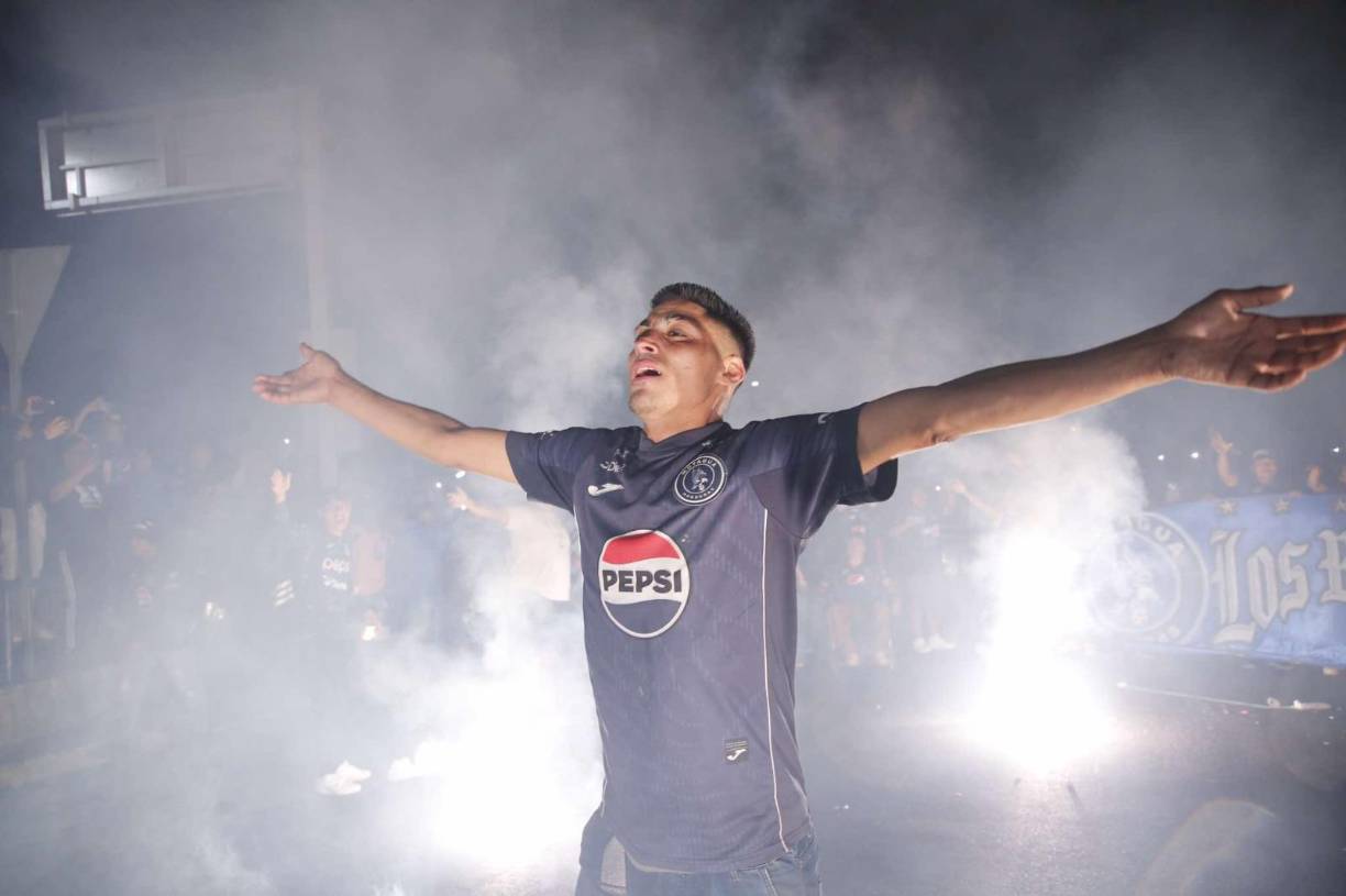 Barra del Motagua enciende la final con ambientazo en las gradas