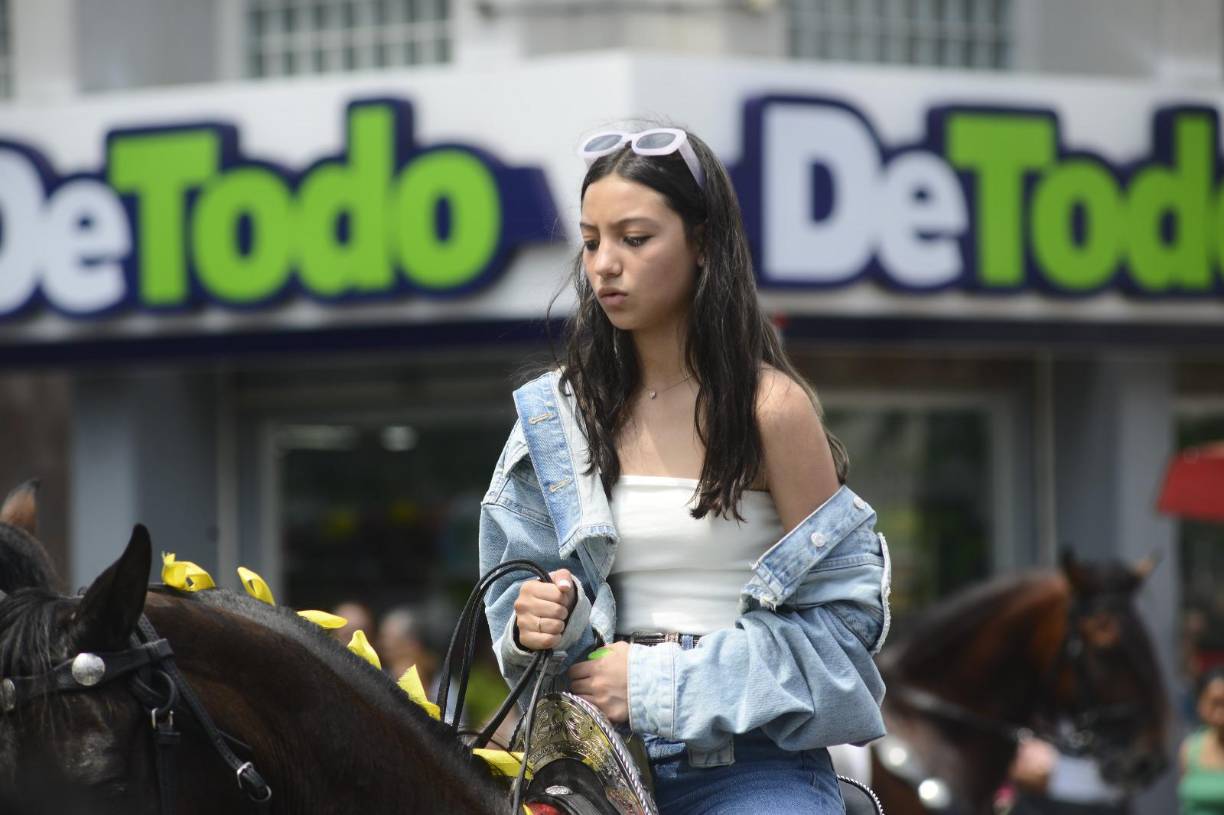 La mayoría de jinetes andaban caballos de raza españolas y peruanos.