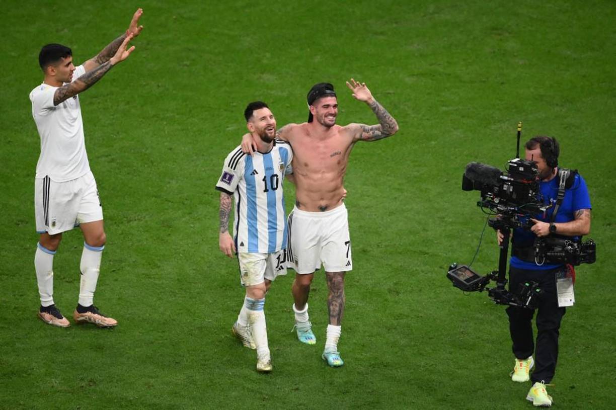 “Con el tiempo vas entendiendo los momentos, cuándo sí, cuándo no, todos tenemos problemas: que te llaman tus hijos, que te extrañan, cualquier cosa puede pasar. Nos entendemos mucho desde ese lado y por eso la relación que tenemos”, explicó De Paul muchos años después de aquel momento fundacional en una entrevista con Star+.