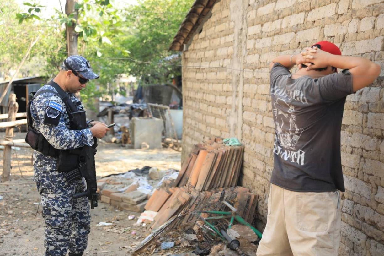 El mandatario afirmó que el homicidio del agente de la Policía fue perpetrado por pandilleros que aún se encuentran en algunos sectores del país, “escondidos, huyendo del Régimen de Excepción”.