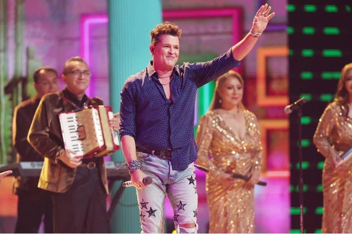 El colombiano Carlos Vives se unió al grupo mexicano Los Ángeles Azules para interpretar “Cumbia del Corazón”.