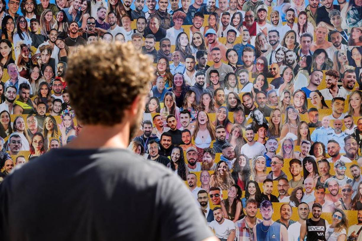 De forma simbólica, esas mismas sirenas sonaron este lunes, a la misma hora un año después, frente a la residencia oficial en Jerusalén del primer ministro, Benjamín Netanyahu, a quien gran parte de la sociedad israelí responsabiliza de los fallos de inteligencia que permitieron el mayor ataque de la historia de Israel y la mayor matanza de judíos desde el Holocausto, 1.200 personas en un solo día.