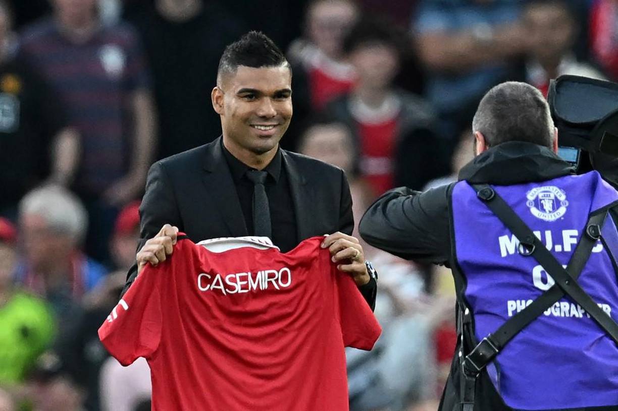 El centrocampista internacional brasileño Casemiro se comprometió con el Manchester United hasta junio de 2026, con opción a una temporada más, anunció el cuadro inglés.