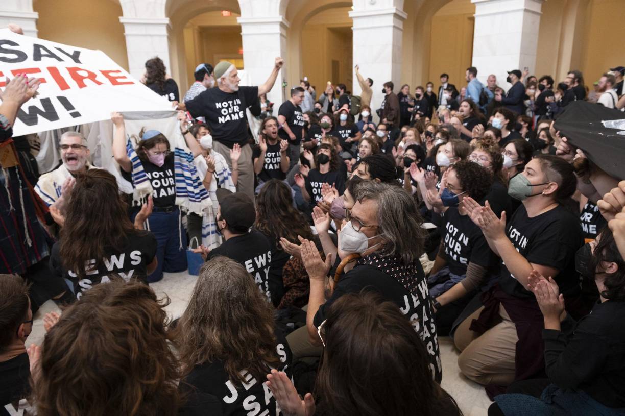 La organización “If not now” había convocado a la gente bajo el lema “Los judíos dicen ‘Alto el fuego en Gaza’ ahora” y eligió el Capitolio, que alberga el Senado y la Cámara de Representantes de Estados Unidos, para que los legisladores oyeran “alto y claro” ese reclamo, según indica en X.