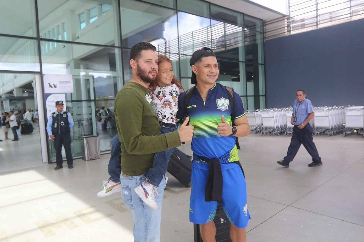 Otro de los jugadores más querido fue el ex Motagua, Héctor Castellanos, quien se tomó el tiempo para tomarse fotos con los hinchas y también de dar declaraciones a la prensa deportiva.