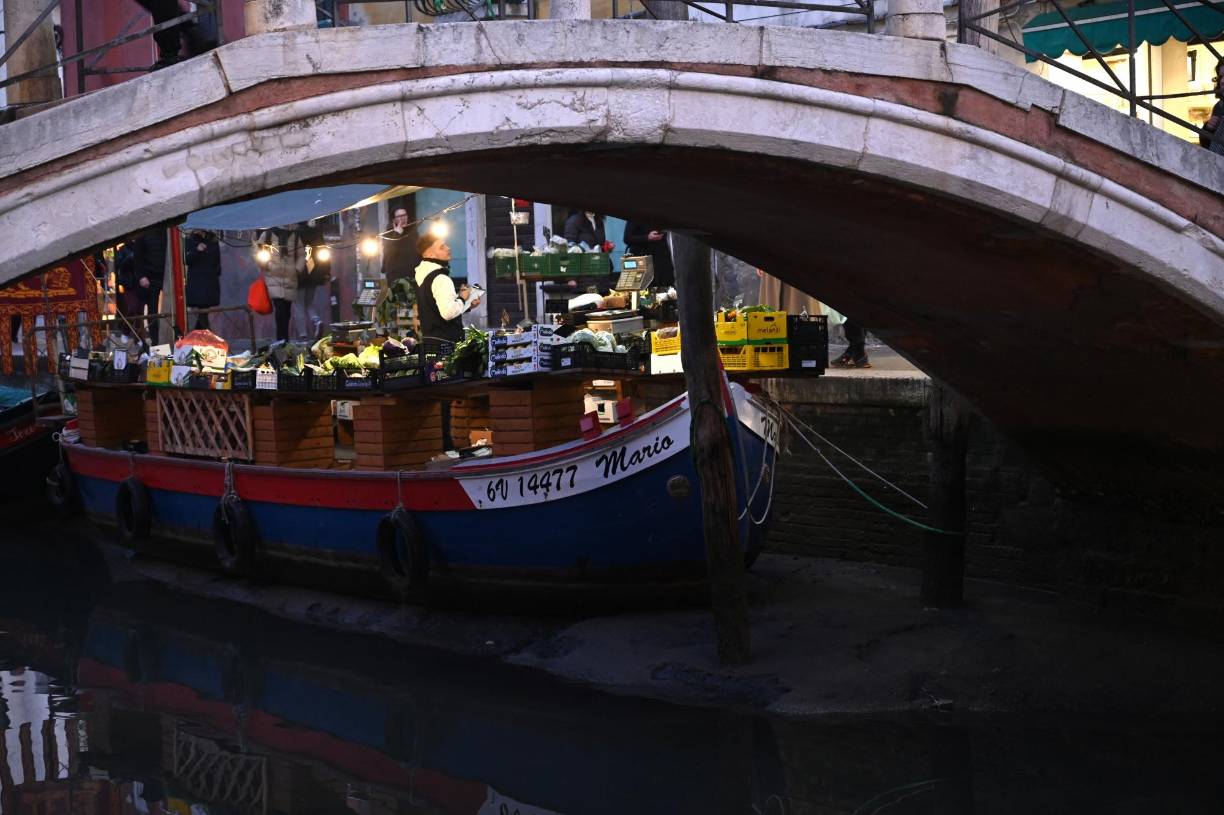Un espectáculo tanto más paradójico cuanto <b>Venecia</b> se ve con frecuencia amenazada por el fenómeno inverso de “acqua alta”, marea muy alta que inunda con frecuencia la famosa plaza de San Marcos. 