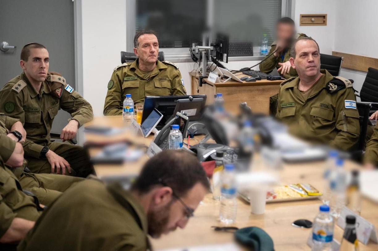 “A quien nos haga daño, le haremos daño”, advirtió el primer ministro israelí, Benjamín Netanyahu, quien dirigió de madrugada la operación desde la base militar de Kirya, en Tel Aviv, junto con el jefe del Estado Mayor, Herzi Halevi; y el ministro de Defensa, Yoav Gallant, quien declaró un “estado de emergencia militar” y mantuvo comunicación con su homólogo estadounidense, Lloyd Austin. 