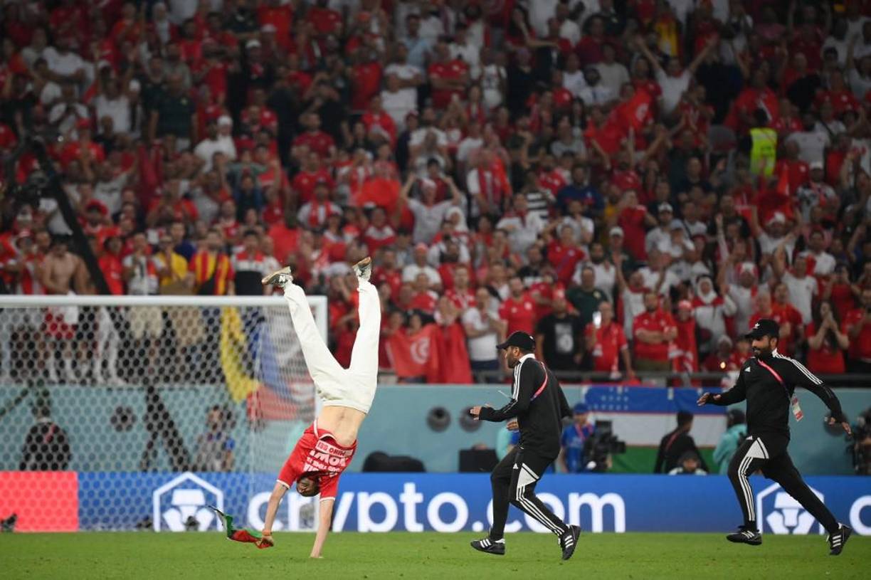 El aficionado se lanzó una pirueta y algunos aficionados lo ovacionaron.