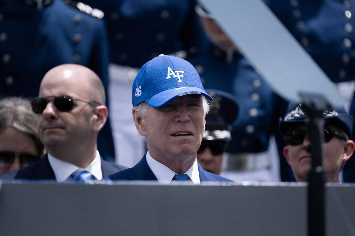 Biden se tropieza y cae al suelo en una academia militar