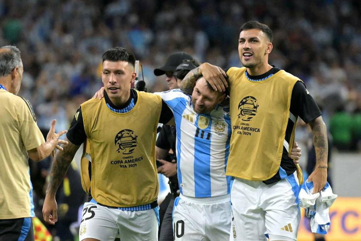 Lisandro Martínez y Leandro Paredes se dirigieron donde estaba Messi y lo metieron a los festejos.