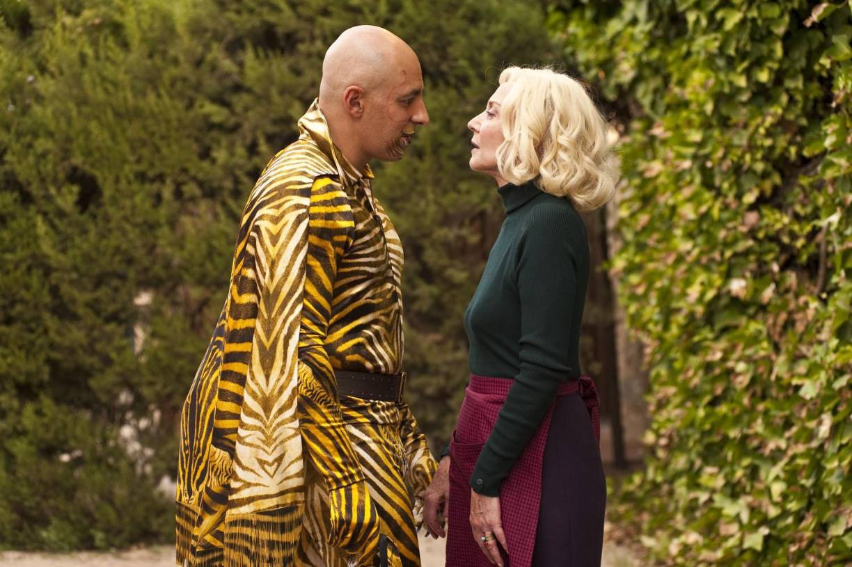 ‘La piel que habito’ (Pedro Almodóvar, 2011): Después del triunfo de ‘Volver’ (2006), Almodóvar decidió grabar un guión en el que había estado trabajando durante años y que, en ese momento, ya no parecía una adaptación del relato original de Thierry Jonquet, sino una nueva narrativa. Esta fue la sexta colaboración entre Almodóvar y Marisa Paredes, un dúo cuya amistad trasciende la pantalla incluso con el intrincado personaje de Marilia, la ama de llaves desgastada por las circunstancias y principal protagonista de la trama telenovelesca que vincula a Antonio Banderas y Roberto Álamo. “El director es el primer observador y, tener a Marisa Paredes delante de ti, es un privilegio”, enfatiza Almodóvar. Disponible en Netflix, Movistar Plus+