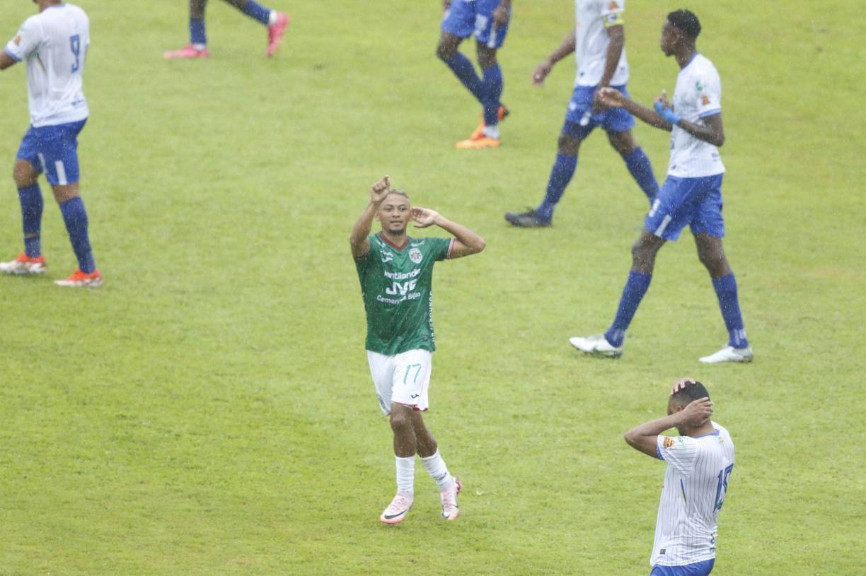 El festejo de Alexy Vega tras el 2-2 ante Victoria.