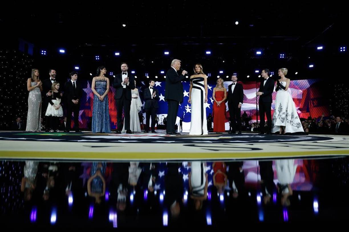 Ivanka, de 43 años de edad, lució una recreación del icónico vestido en blanco y negro de Hubert de Givenchy, que fue diseñado para Audrey Hepburn en la película <i>Sabrina</i> de 1954.