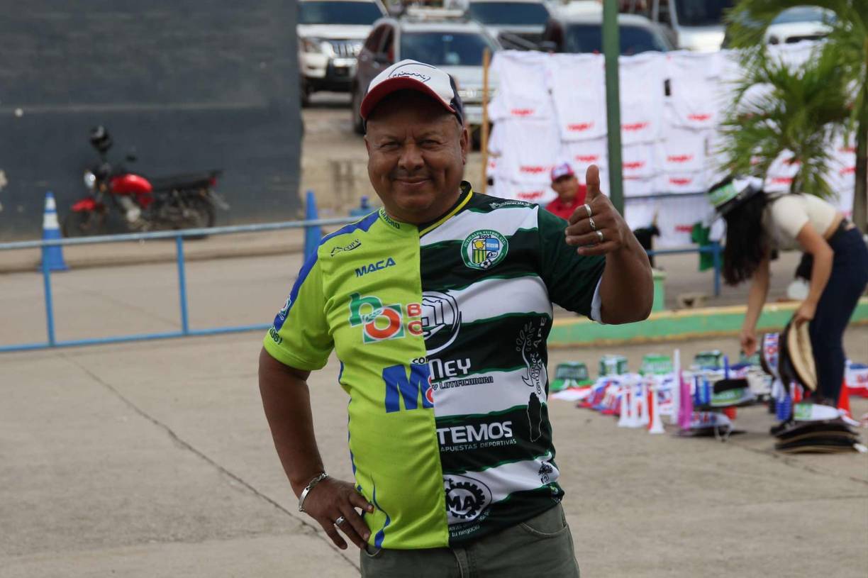 Este aficionado llegó con una camisa especial: mitad de Potros y mitad de Juticalpa.