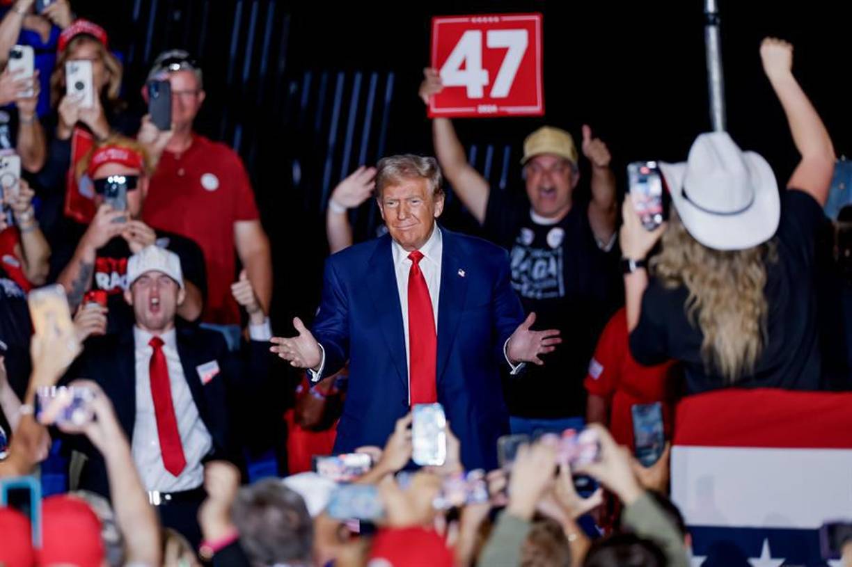 15 septiembre:Segundo intento asesinato de Trump, frustrado. Un agente del Servicio Secreto detiene a un hombre que llevaba doce horas acampado con un rifle fuera del campo de golf de Trump en West Palm Beach (Florida), donde este estaba jugando.