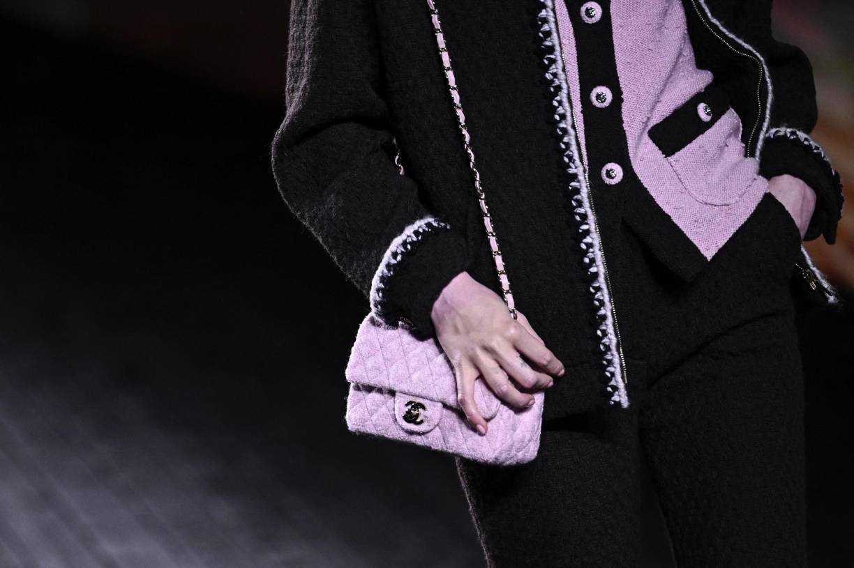 “Deauville tiene ese lado eterno, desde hace 66 años que voy no ha cambiado mucho”, observa al margen del desfile la diseñadora de moda Inès de la Fressange, quien durante mucho tiempo fue musa de la casa.