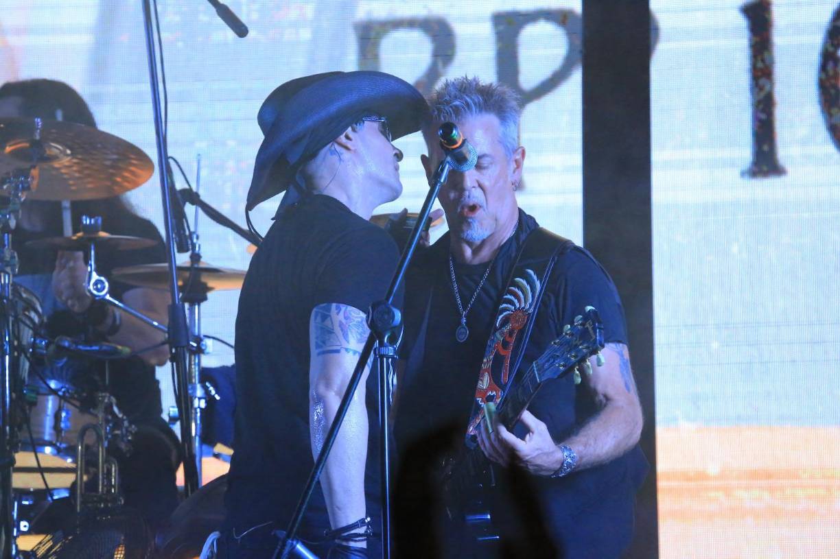 De igual manera, dijo que está formando un proyecto musical junto a un grupo de amigos, el cual se llama “Velvet”. “Con unos amigos míos, en San José, estamos en un proyecto nuevo que se llama Velvet, estamos haiendo nuestro material propio”, explicó Boguslavsky.