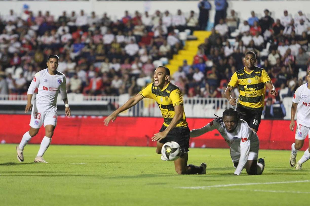 Devron García cae al suelo en una acción con José García.