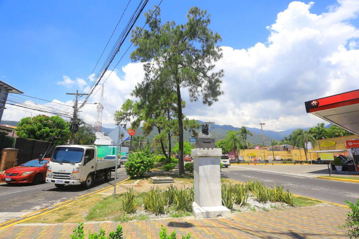 Aunque se desconoce la fecha exacta de cuándo se colocó el primer busto en el bulevar Los Próceres, de acuerdo con el acta número 60 de la sesión de Corporación Municipal realizada el 27 de septiembre de 1988, fue el Dr. Mario Peraza quien mocionó que se designara una avenida con el nombre del general José Trinidad Cabañas y se colocara un busto de él en la aludida vía pública.