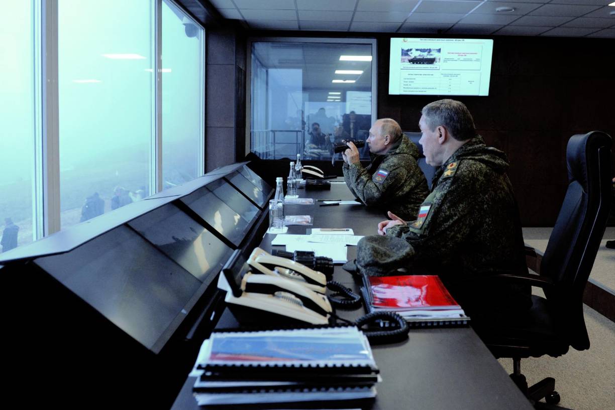 Junto con Putin se encontraban en el lugar el ministro de Defensa, Serguéi Shoigú, y el jefe del Estado Mayor General, Valeri Guerásimov, con los que el líder ruso celebró también una reunión a puertas cerradas.