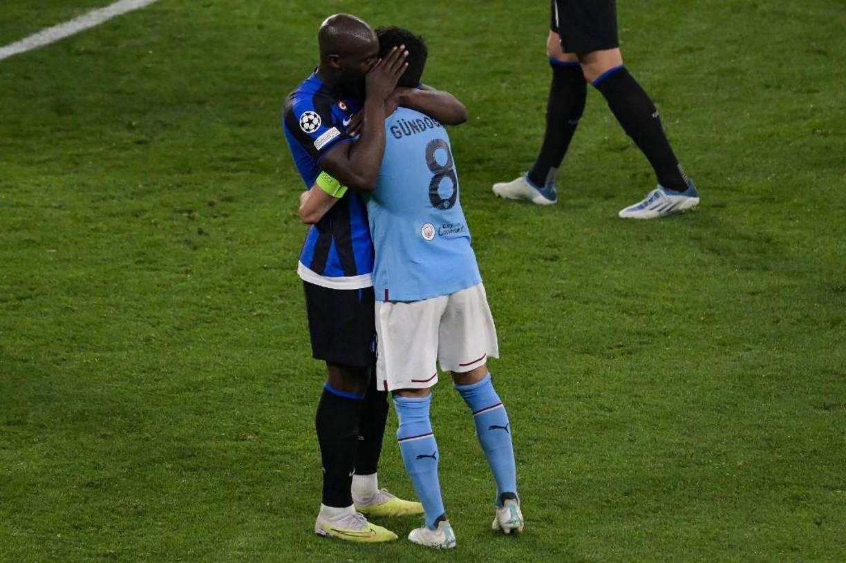 Lukaku fue el villano del Inter al fallar ocasiones increíbles. Tras el final del juego, fue consolado por el volante İlkay Gündoğan del Manchester City.