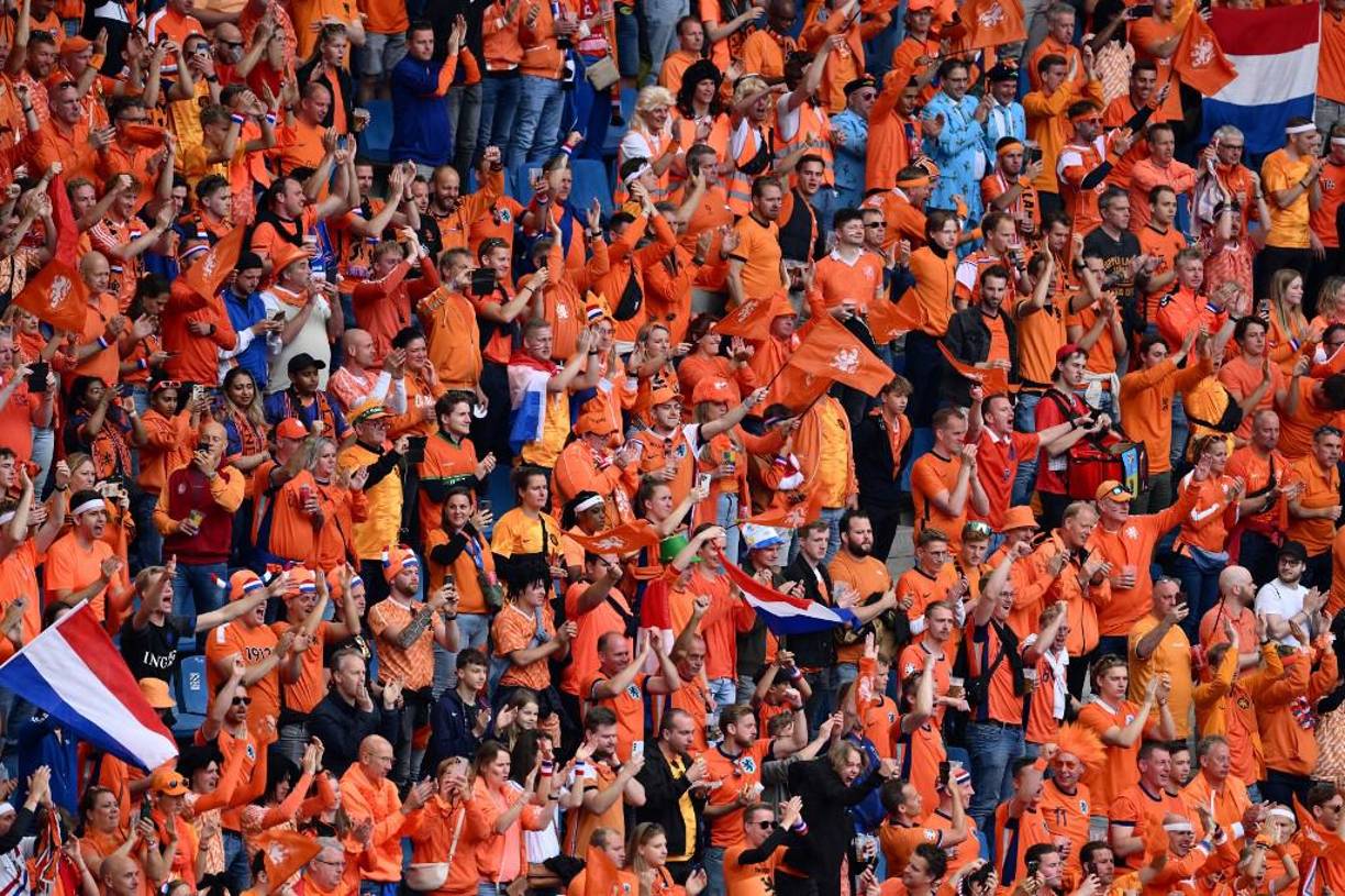 La prensa local, que cita fuentes policiales, también dio cuenta de que el hombre resultó herido en una pierna sin que su vida corra peligro, después de que los agentes también realizaran antes disparos para avisar al sujeto, que habría actuado sólo y por un motivo que aún está por aclarar.