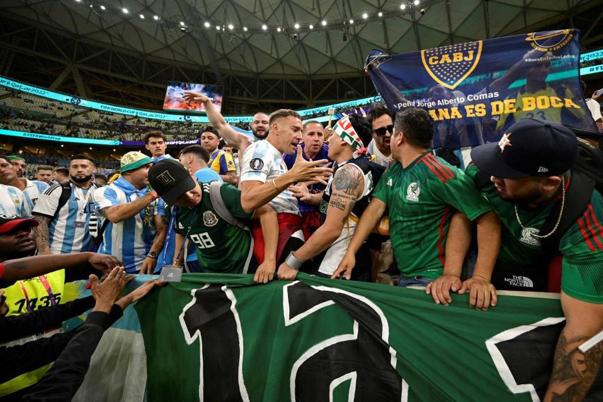 Los ánimos se caldearon entre hinchas de Argentina y México previo al pitazo inicial. Se vivieron muchos minutos de tensión. 