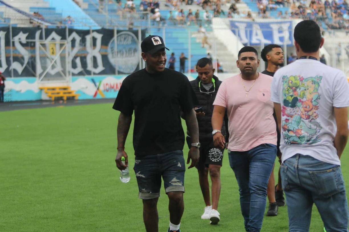 Romell Quioto sorprendió con su presencia en el Estadio para ver el duelo.