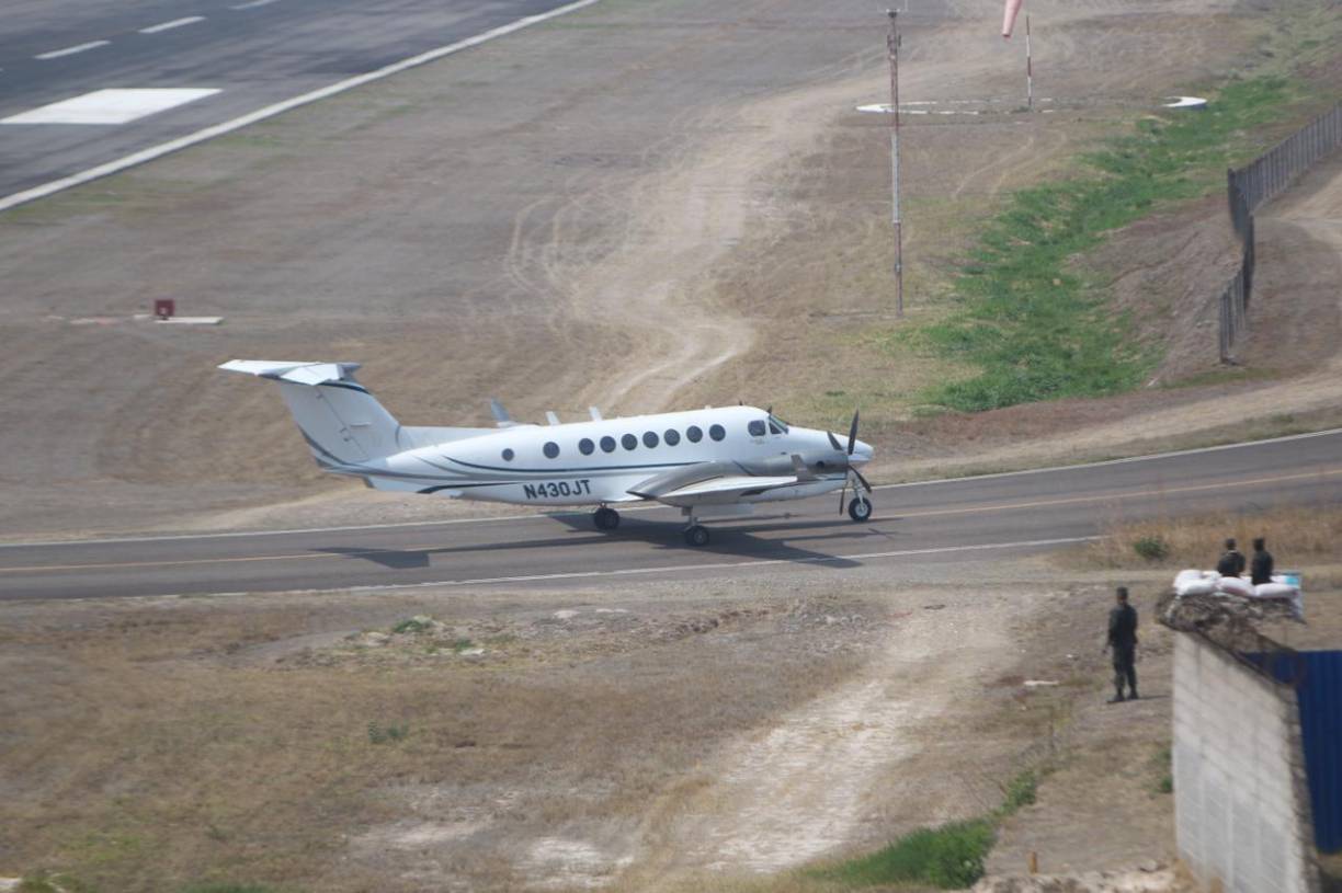 Momento del aterrizaje del avión encargado del traslado del extraditable. 