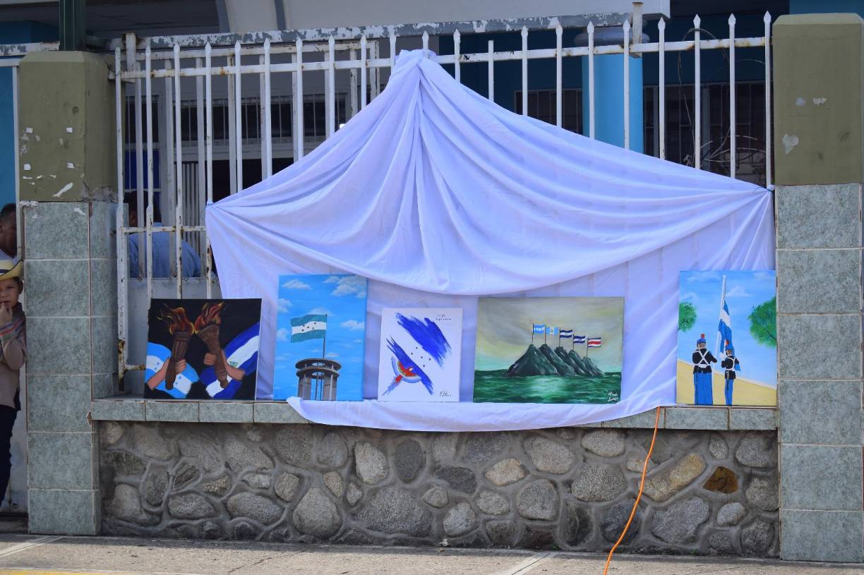 El arte no pudo faltar en la jornada, los alumnos de La Salle expusieron varios lienzos evocando imágenes emblemáticas de nuestro país. 