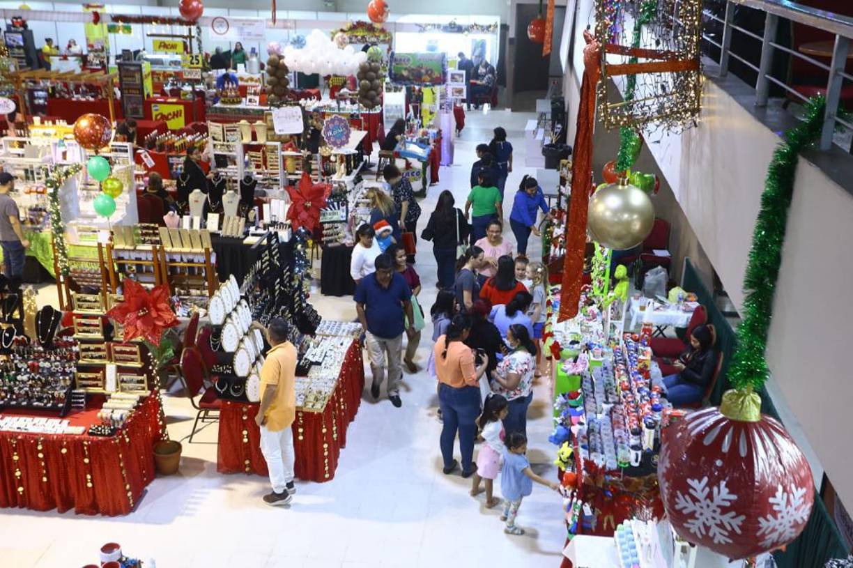 El horario del 8 al 23 de diciembre es de lunes a viernes de 1:00 pm a 8:00 pm y de sábado a domingo de 10:00 am a 8:00 pm, la entrada y parqueo es gratis.