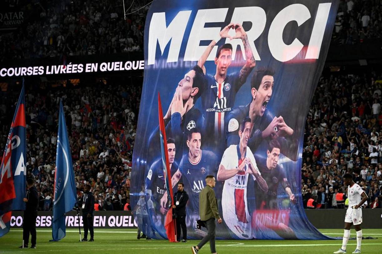 Al terminar el encuentro y momentos antes de la ceremonia del 10 título liguero del PSG, el club rindió un homenaje oficial a Di María. Se desplegó un enorme cartel en tributo al argentino y se proyectó un vídeo recordando sus mejores momentos en el club.