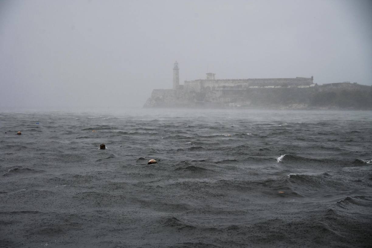 “El sonido es ensordecedor por el paso de los vientos”, dijo una periodista a la transmisión ininterrumpida de la televisión estatal para informar sobre el ciclón.