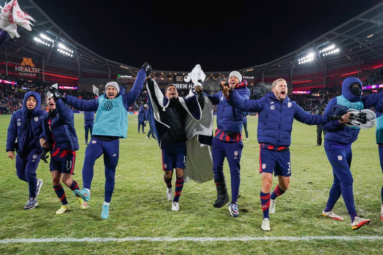 Los jugadores de Estados Unidos celebrando con sus aficionados tras el triunfo sobre Honduras.