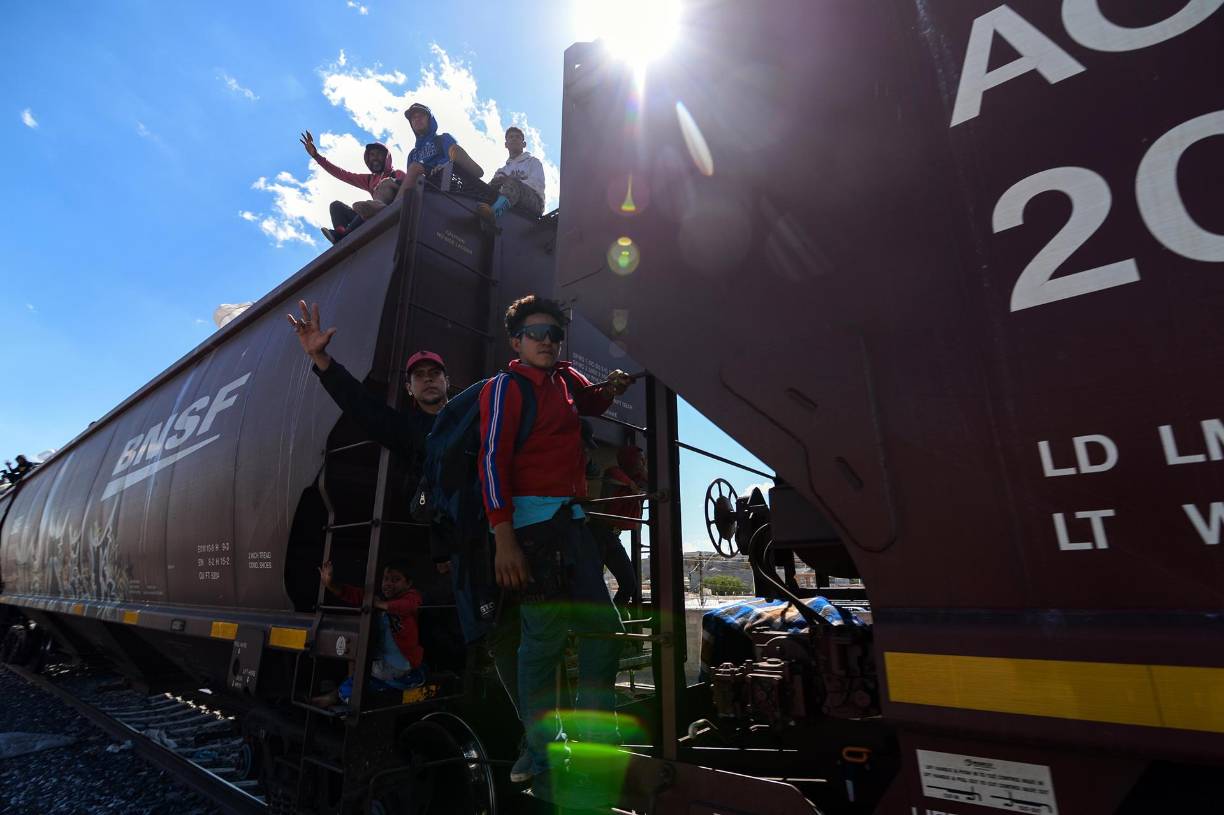 Los migrantes, que llevaban al menos una semana a bordo del tren o caminando, clamaron por agua y alimento, pues temían que al cruzar al lado mexicano los detuviese el INM. 