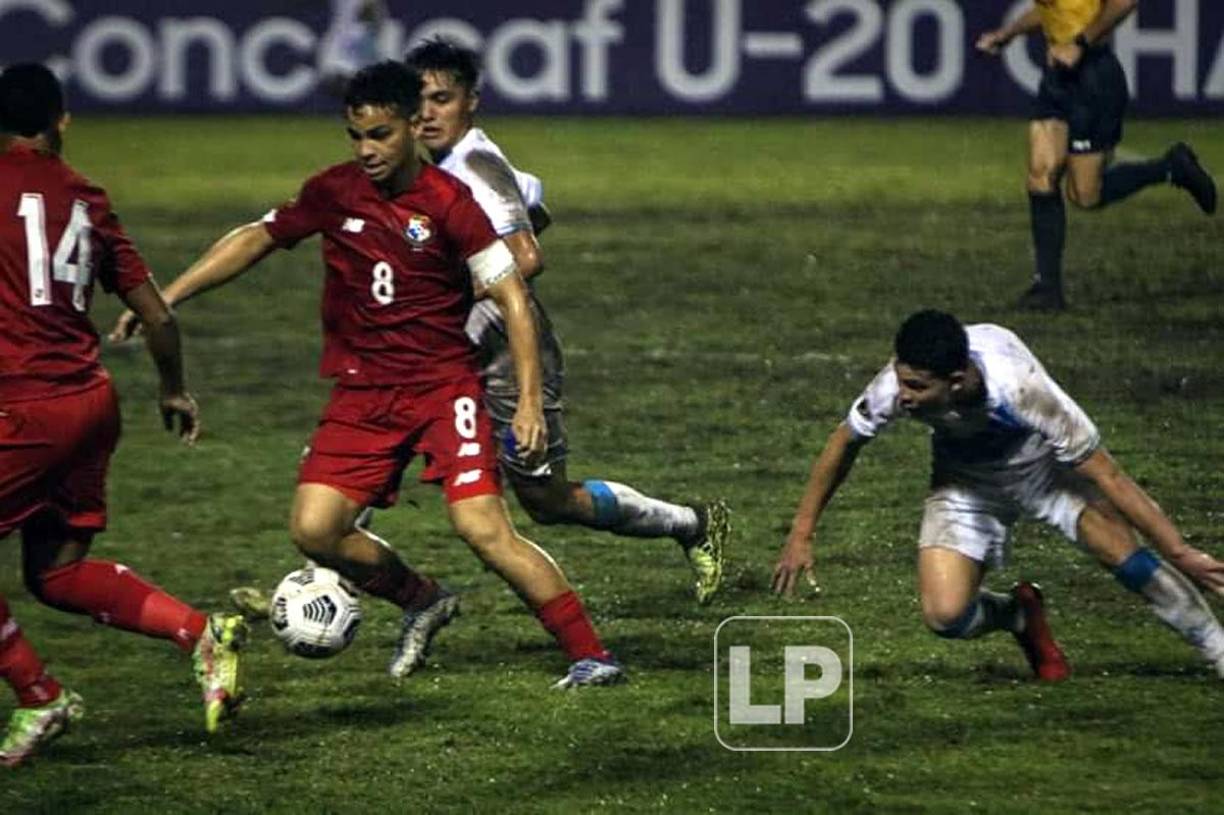 Ya en el juego de la noche entre Guatemala y Panamá, la cancha del Nacional Chelato Uclés lució en peores condiciones tras la lluvia de la tarde.