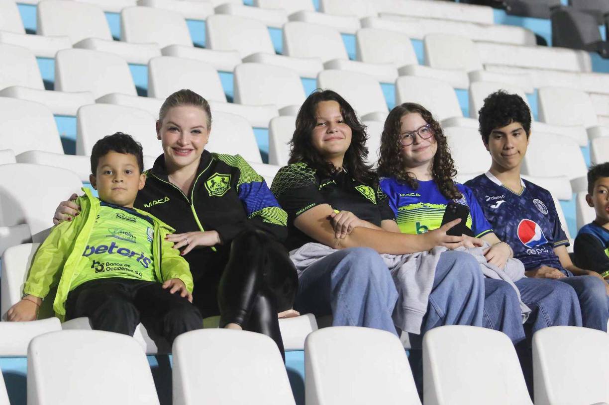Esta bella familia también se hizo presente en el Nacional para apoyar a los Potros.